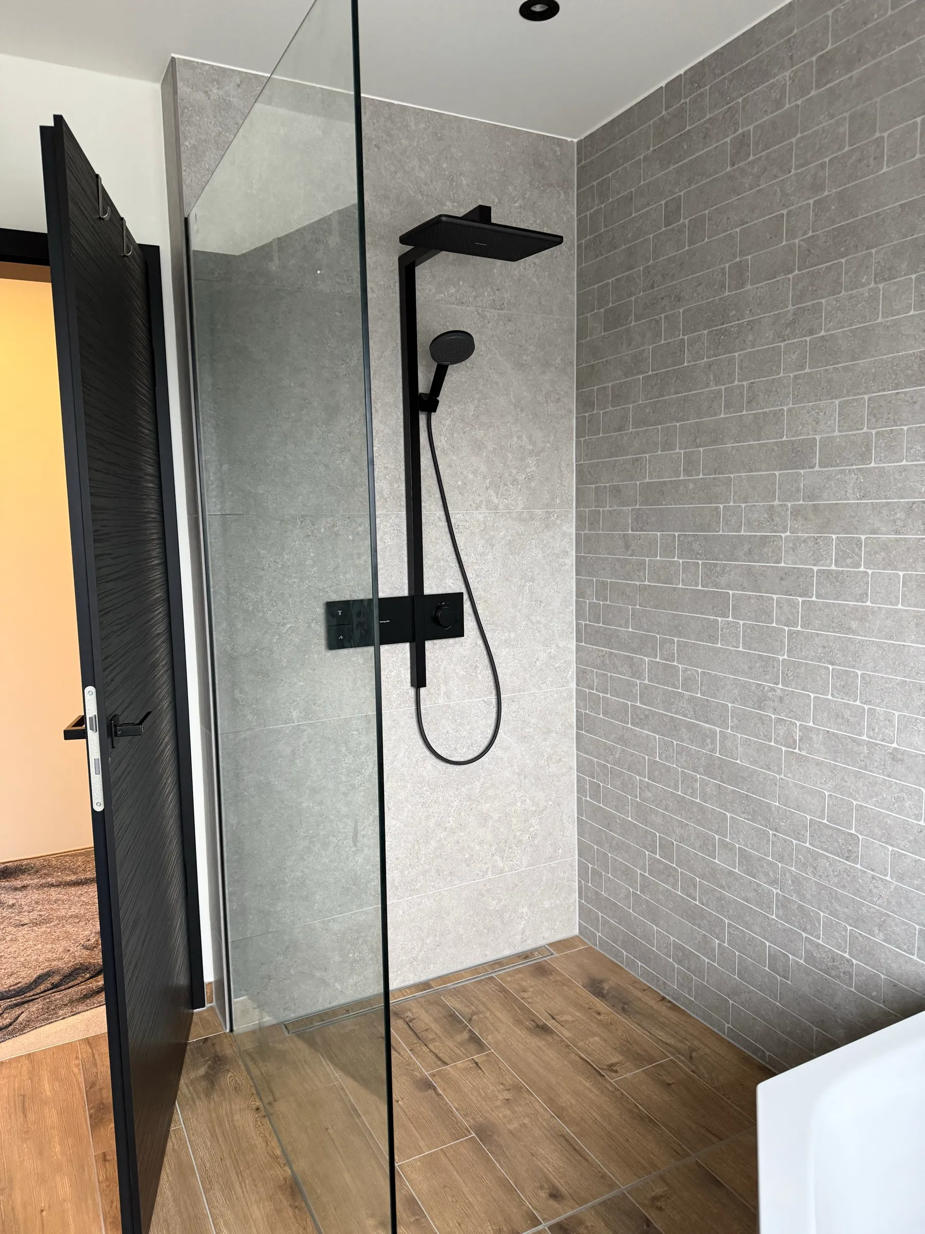 Walk-in-Dusche mit Holzoptik