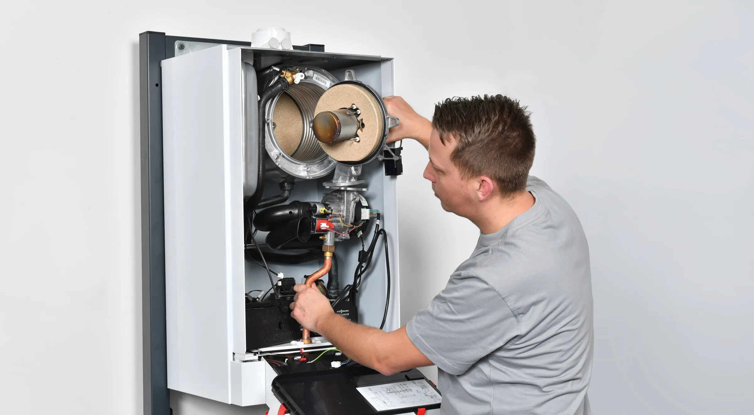 Servicetechniker bei der Wartung einer Heizungsanlage